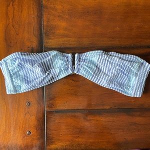 VINEYARD VINES bikini top. Gold accents.